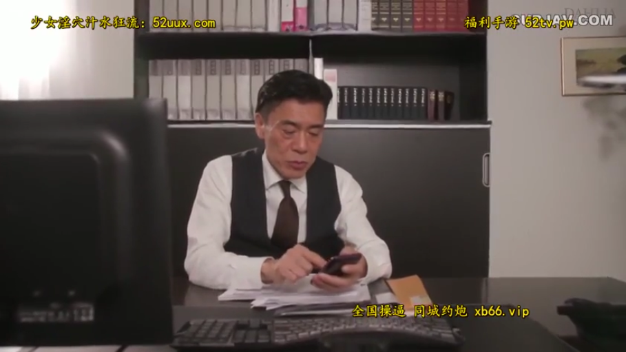 专注 · 办公室 · 黑色马甲 · 显示器 · 人物上半身特写 · 书架上有大量文件夹