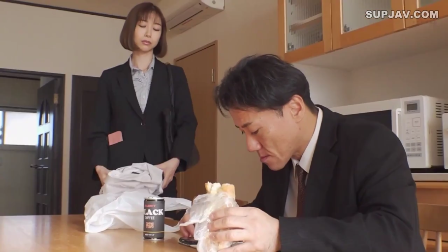 餐桌前 · 平静 · 黑色西装外套 · 人物面部特写 · 罐装咖啡 · 写字楼或家居环境