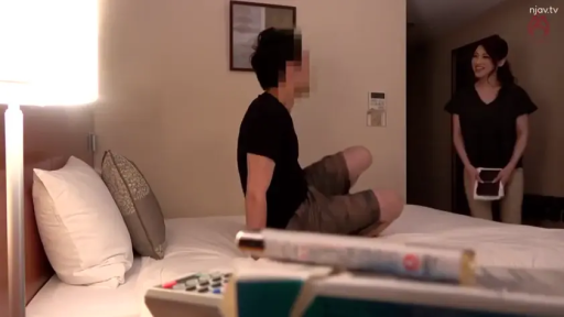 坐姿 · 卧室 · 微笑 · 床 · 休闲装 · 交流