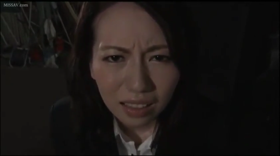 室内 · 深色西装外套 · 昏暗光线 · 面部特写 · 厌恶