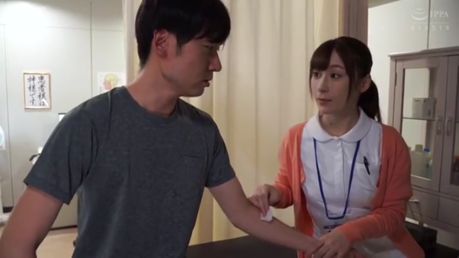 严肃 · 护士服 · 站立 · 中景 · IPPA · 诊所 · 棉球 · 擦拭手臂