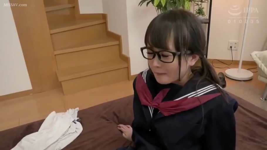 室内 · 坐姿 · 中景 · 水手服