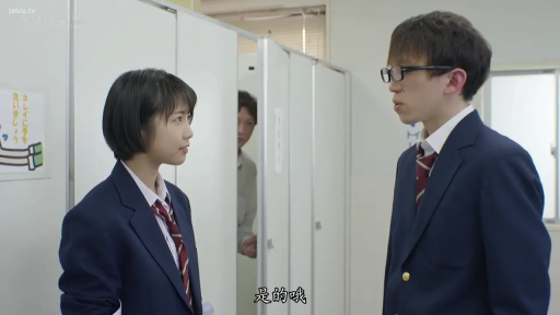 交谈 · 严肃 · 校服 · 眼镜 · 站立 · 字幕 · 中景 · 厕所