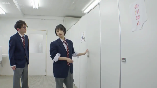 交谈中 · 深蓝色西装外套 · 学校厕所 · 墙上贴着使用禁止标志
