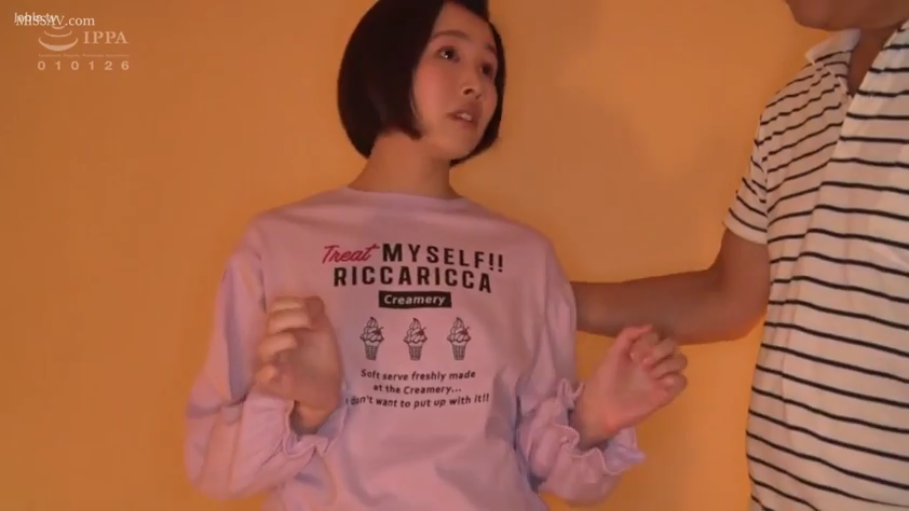 室内 · 站姿 · 半身 · 粉色卫衣