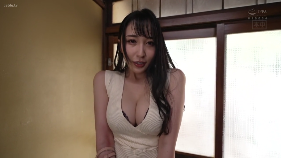 胸部特写 · 室内和室 · 站姿前倾 · 米色深V紧身裙