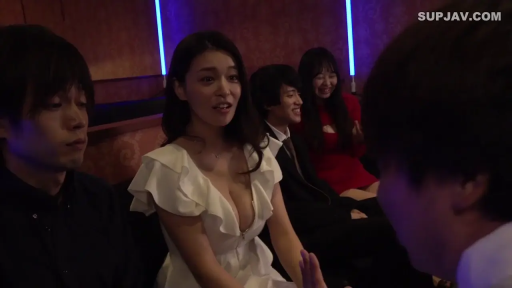 坐姿 · 交谈 · 霓虹灯管 · 微笑 · 上半身特写 · 多人聚会 · 深V露出乳沟 · 夜总会包厢