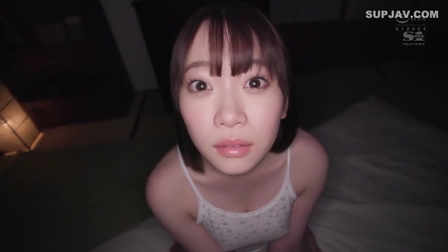 脸部特写 · 卧室 · 第一人称视角 · 仰视 · 注视镜头 · 惊讶 · 白色碎花吊带