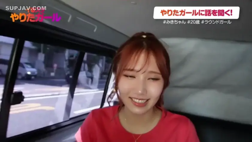 坐姿 · 微笑 · 面部特写 · 谈话 · 车内 · 红色短袖 · 日系访谈