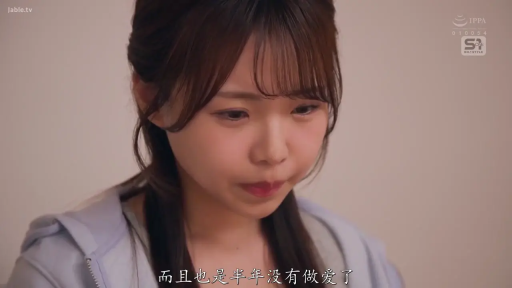 室内 · 坐姿 · 委屈 · 面部特写 · 中文字幕 · 凝视 · 连帽衫