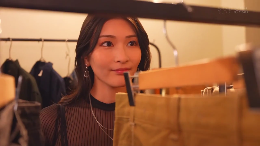 微笑 · 面部特写 · 服装店 · 黑色透视上衣 · 项链