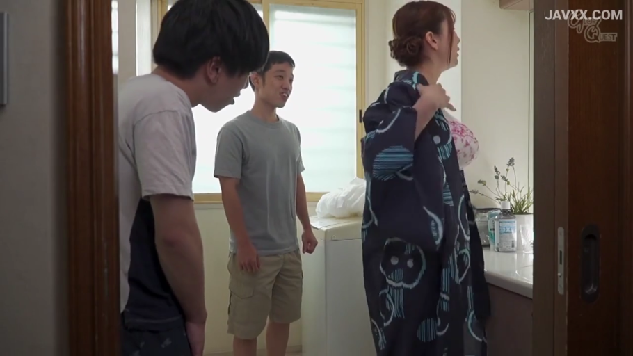窥视 · 洗手间 · 短裤 · 浴衣 · 日常家居环境