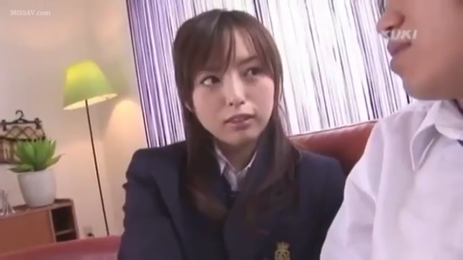 卧室或客厅 · 若有所思 · 深色校服西装 · 落地灯 · 女性面部特写