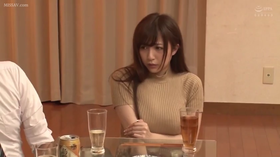 室内 · 坐姿 · 沉思 · 忧郁 · 巨乳 · 半身 · 紧身毛衣 · 饮料