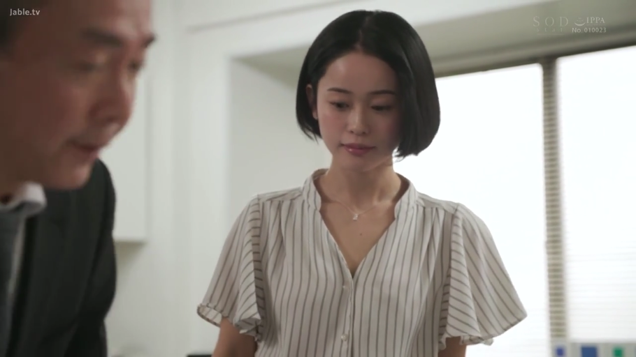 平静 · 办公室 · 条纹短袖衬衫 · 女性面部特写