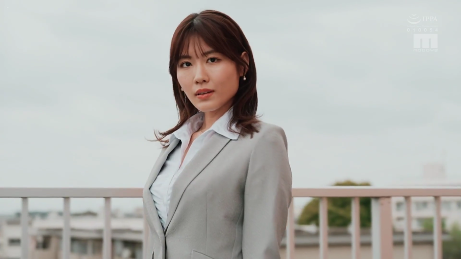 凝视 · 灰色西装外套 · 人物面部特写 · 楼顶 · IPPA标识