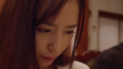 室内 · 忧郁 · 低头 · 脸部特写 · 白色上衣 · 注视 · 长发