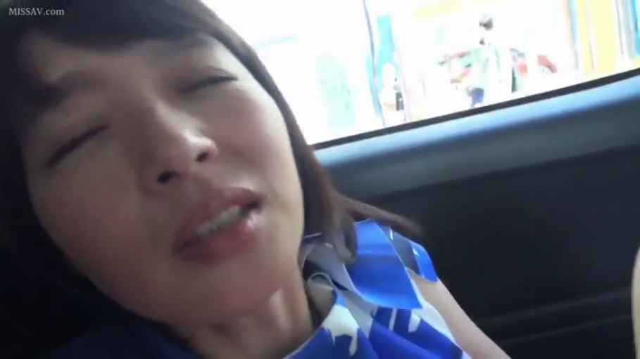 脸部特写 · 车内 · 呻吟 · 高潮脸 · 户外拍摄 · 蓝色碎花裙 · 靠躺