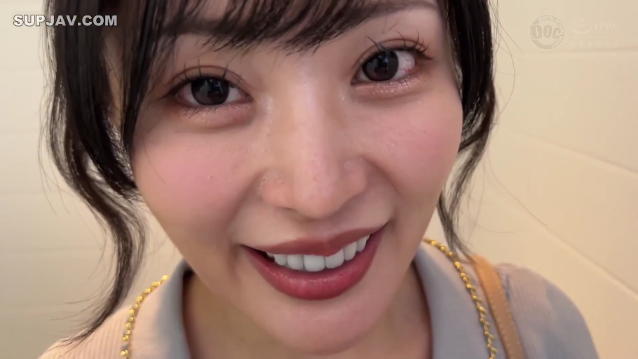 室内 · 注视 · 眼睛特写 · 带金链的包带 · 画质清晰
