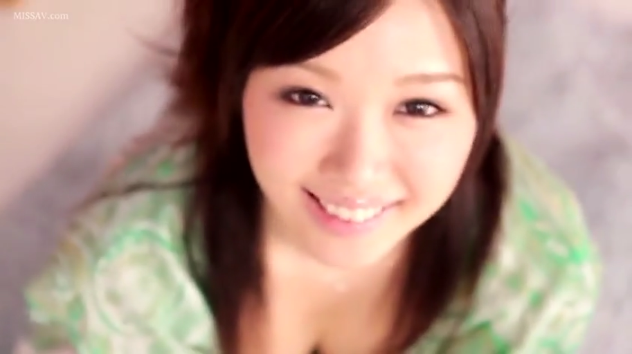 室内 · 微笑 · 面部特写 · 对视 · 仰视 · 长发 · 绿色花纹上衣