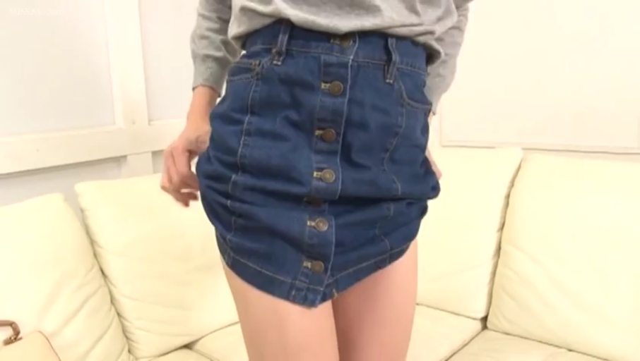 客厅 · 牛仔短裙特写 · 前排扣牛仔短裙