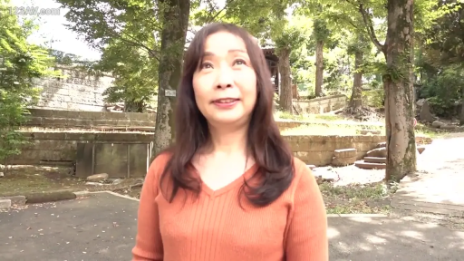 微笑 · 上半身中景 · 户外树林 · 自然光照明 · 橘色V领针织衫