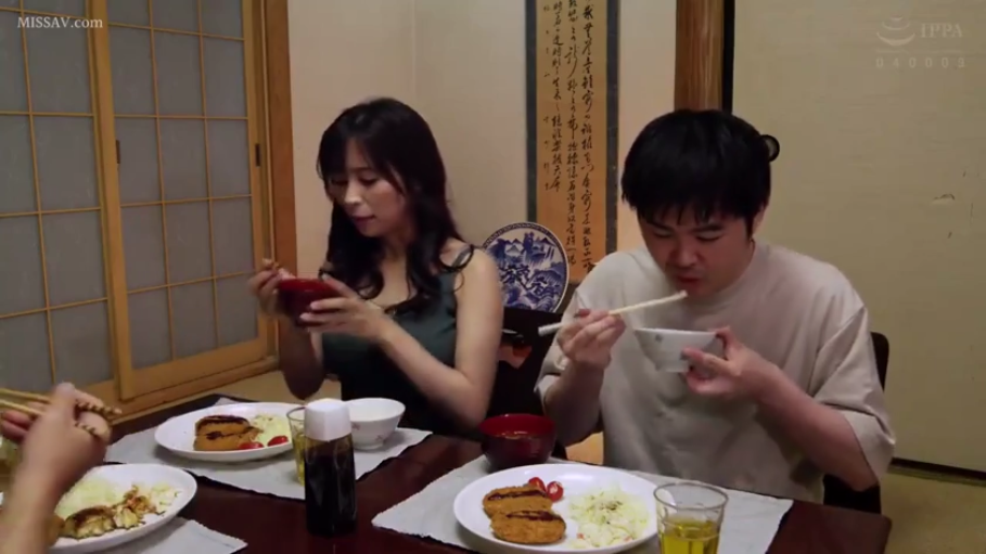 坐姿 · 中景 · 平静 · 居家 · 吊带衫 · 用餐 · 餐具 · 日式餐厅