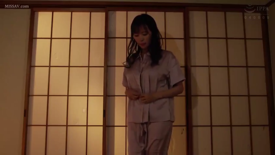 站立 · 和室 · 中景 · 睡衣 · 解衣