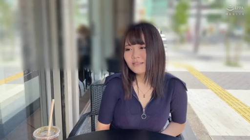 坐姿 · 上半身 · 街拍 · 自然微笑 · 闲聊 · 户外咖啡馆 · 冰咖啡 · 深蓝色拉链上衣