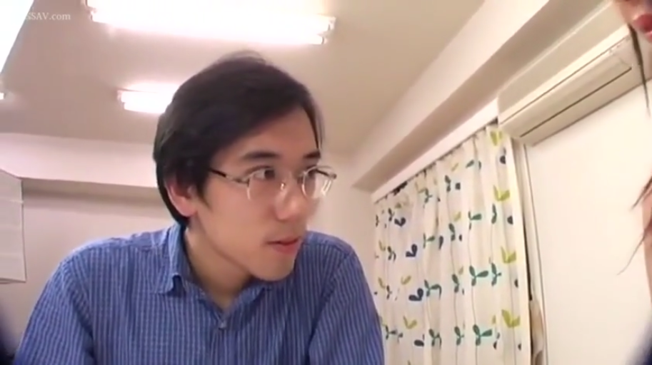 认真 · 卧室 · 男子面部特写 · 蓝色格纹衬衫