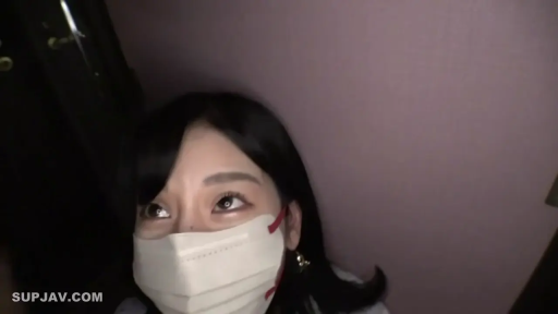 室内 · 顔部のクローズアップ · 仰臥 · 凝視 · 便装