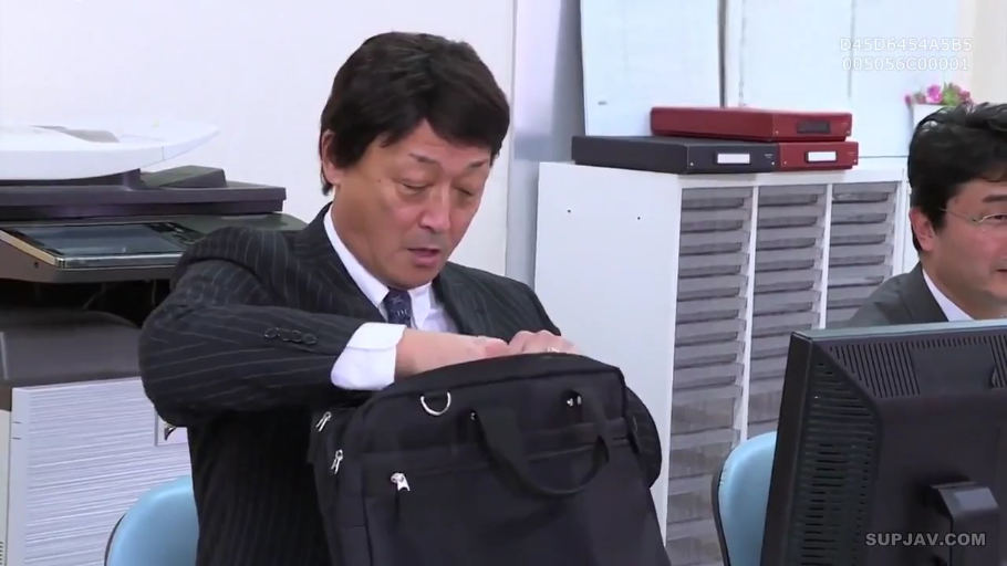 专注 · 办公室 · 领带 · 公文包 · 人物半身特写 · 背景有办公设施