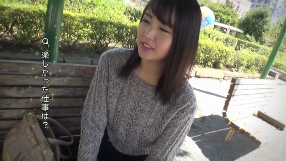 坐姿 · 微笑 · 半身 · 谈话 · 毛衣 · 公园 · 长椅