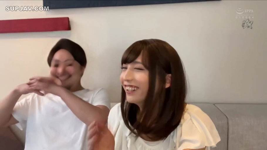 室内 · 坐姿 · 沙发 · 半身 · 白色上衣 · 聊天 · 大笑 · 日本AV