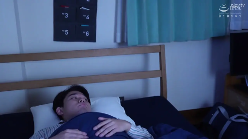 卧室 · 枕头 · 仰卧 · 头部特写 · 睡衣 · 安详 · 睡觉