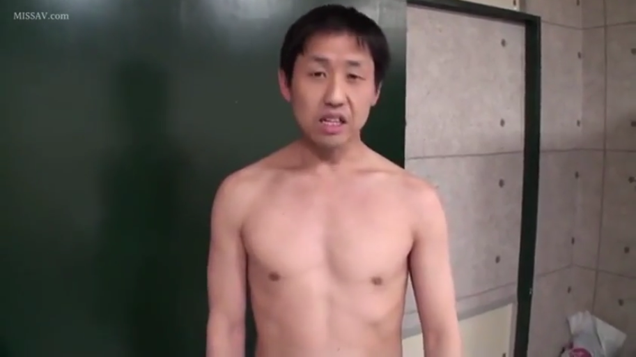 室内 · 专注 · 人物面部特写 · 赤裸上身
