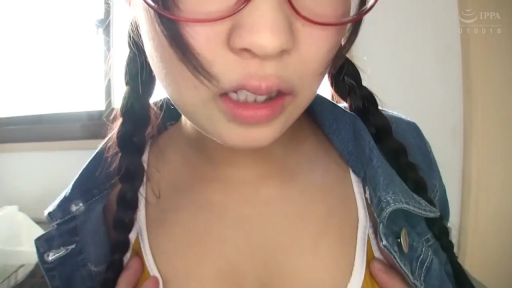 室内 · 面部特写 · 微张嘴 · 黄色吊带内衣 · 红色眼镜