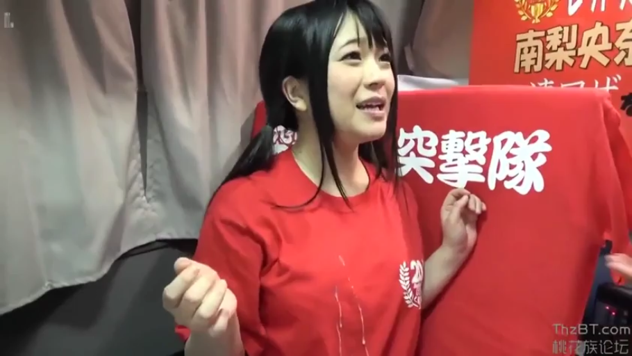 室内 · 愉悦 · 站立 · 半身特写 · 互动 · 红色T恤 · 红色旗帜 · 衣服上有精液