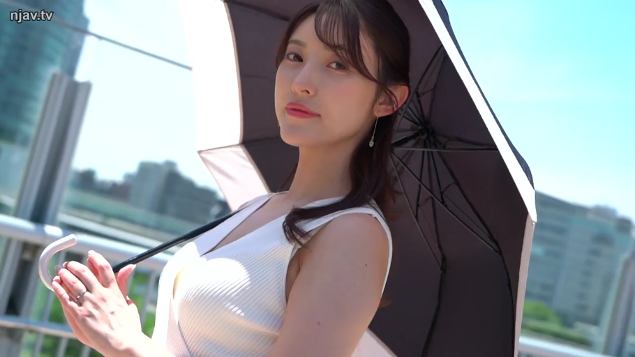 上半身特写 · 自信微笑 · 白色无袖上衣 · 遮阳伞 · 户外天桥 · 晴天