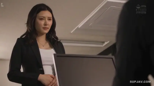 职业化 · 办公室 · 黑色西装外套 · 项链 · 女性面部中景