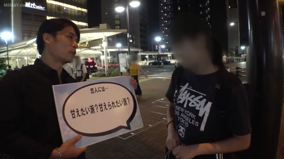 黑色T恤 · 深夜户外 · 自然的表情 · 标语牌 · 街道灯光 · 标语牌文字特写