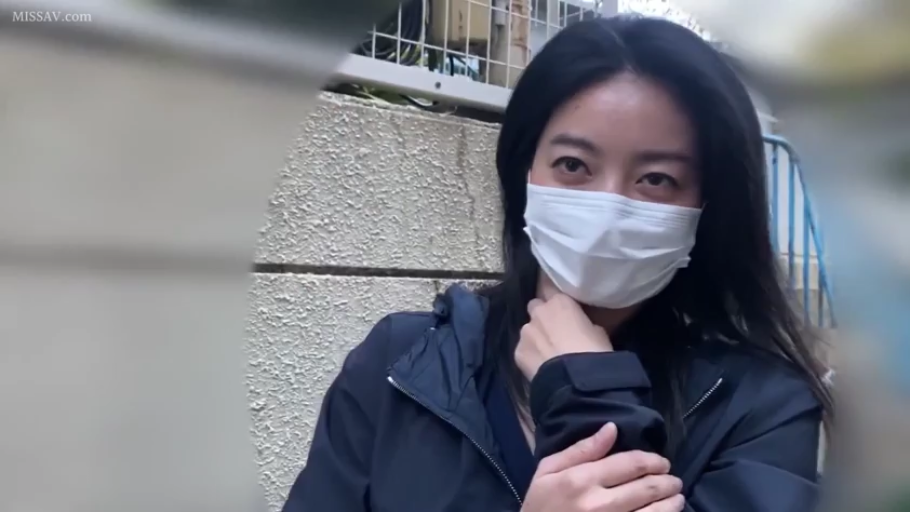 上半身特写 · 户外 · 偷拍视角 · 注视 · 白色口罩 · 深色冲锋衣