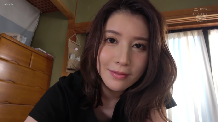 室内 · 俯身 · 脸部特写 · 微笑 · 注视镜头 · 长发 · 黑色上衣