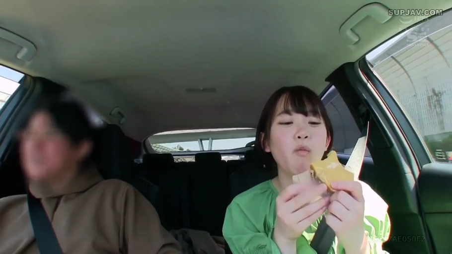 咀嚼 · 绿色上衣 · 食物 · 汽车内 · 女性面部特写