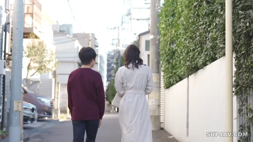 室外街道 · 包 · 白色长款连衣裙
