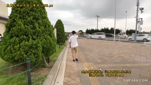 浅色短裤 · 画面有水印广告 · 城市人行道