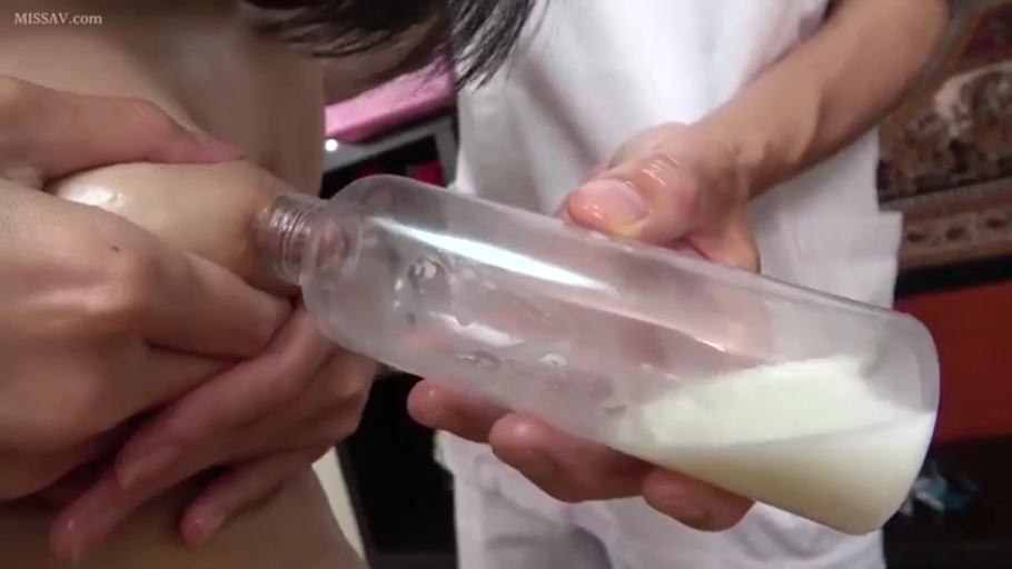 Indoor · Nude · 挤奶过程特写 · Breast milk · 塑料瓶 · 挤奶