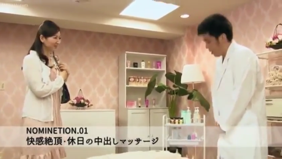 白色长裙 · 客气 · 按摩店 · 白大褂 · 室内装潢温馨