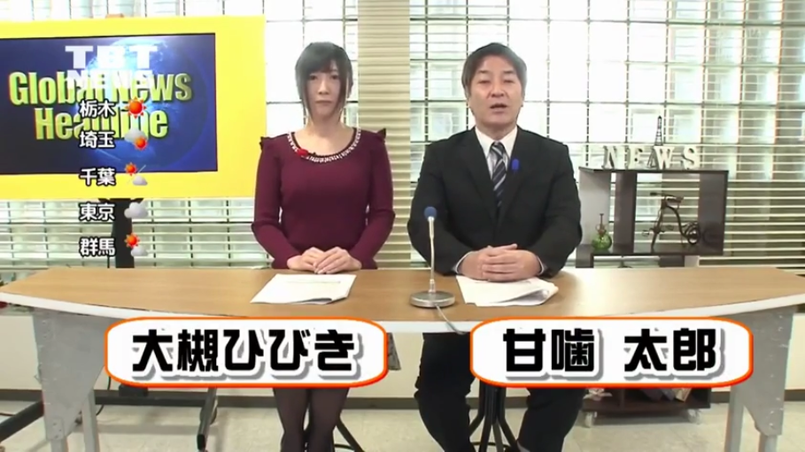 职业化 · 新闻讲稿 · スタジオ · 中景镜头 · 男性穿着黑色西装外套及领带 · 背景有天气预报屏幕