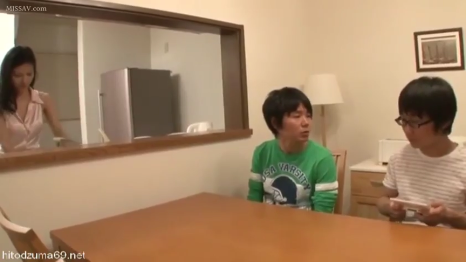 交谈中 · 公寓 · Game console · Medium shot of character · 女性粉色无袖衬衫 · 日常家居环境